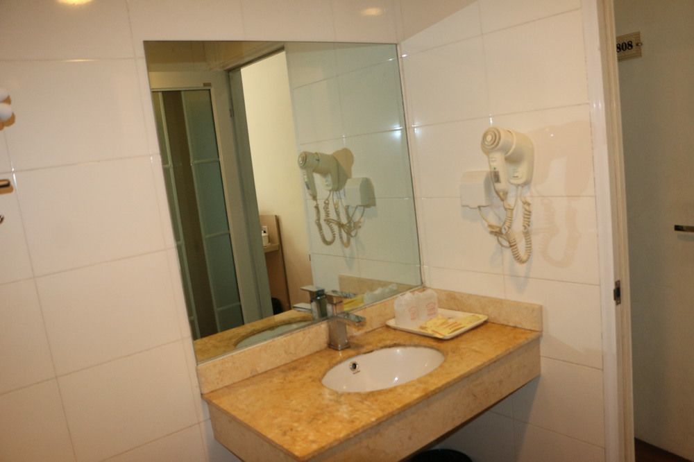 Yixin Business Hotel Гуанджоу Екстериор снимка